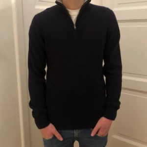 David Cashmere  - 100% Cashmere kofta i marinblå. Storlek S. Kan mötas upp eller posta! Hör av er