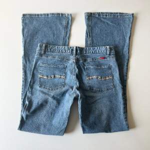 Vintage lågmidjade bootcut jeans från Tilt. Midjemått: 78 cm, stretch. Innerbenslängd: 82 cm. Inga defekter förutom ett igensytt hår på höger ben. Modellen är 167 cm lång. Skriv privat för mer bilder och mått! 💕