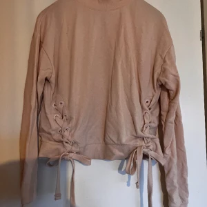 Hoodie - Snygg hoodie med snörning på sidorna. Använd några få gånger, den är i bra skick.