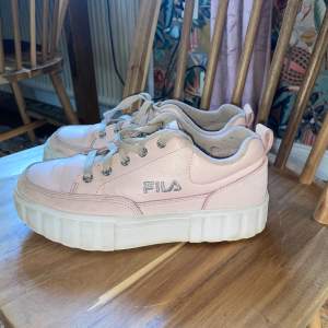 Fila sneakers i fint skick. Använda ett få tal gånger. Köpt för 800kr på JD. Köparen står för frakten.