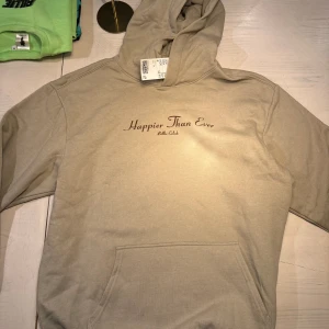 Billie eilish Hoodie! - Säljer denna Billie Eilish hoodie från hm! Tröjan är inte använd och prislappen finns fortfarande kvar! Den är i bra skick, frakten är på köparens bekostnad