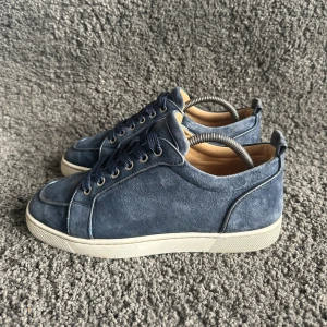 Louboutin Skor - Ett par Louboutin Skor i storlek 40 men sitter som 41,5. Dom är i bra skick och det finns bara box kvar. Hör av er vid frågor eller flera bilder😁 Tar gärna byten