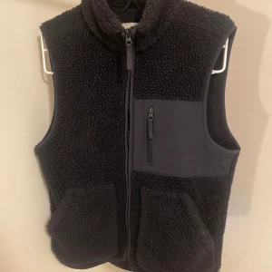 A Days March väst - ✏️ Väst i strl. M. Använd men inga större defekter. Tveka inte att höra av er om ni har frågor!