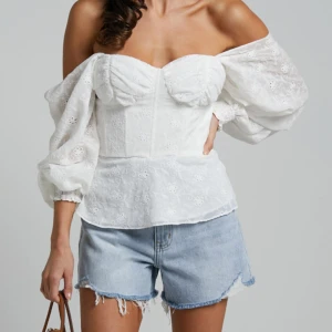 Vit topp - Vit sommar topp. Oanvänd. Nypris 570kr