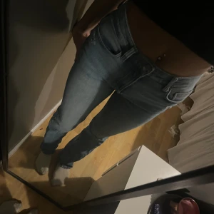 BERSHKA Jenas  - Knappast andvänt, högmidjade super snygga byxor.