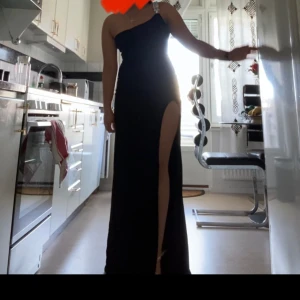 Svart balklänning  - Detta är en fantastisk svart balklänning, den är i alldeles bra skick och är även i storlek M klänningen är från fashion nova och kostade 600kr 