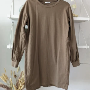 Sweatshirt Klänning Stl 36/38 Ellos - Skön sweatshirt Klänning är stl 34/36 passar mer Större 36 -38. Oanvänd.  OBS jag skickar bara med Postnord.