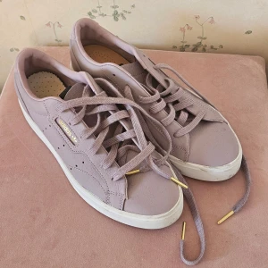 Lila kawaii skor  - Lila skor. Använde en helg. Kappahl eller lindex, hm. St 36. Små fötter. Klistrat på en vit sula eller inlägg. 45kr. Möts i Göteborg. Söt lila. Mjuk.  Byte med ett ting går bra. 