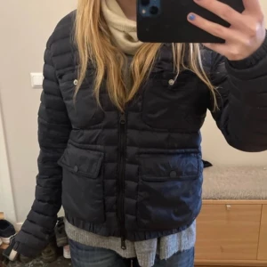 Jacka - Dunjacka från J.Lindeberg, älskar denhär jackan men äger bara marinblåa jackor så tänkte att en får gå bort! Jag har vanligtvis storlek 34/36 ❤️
