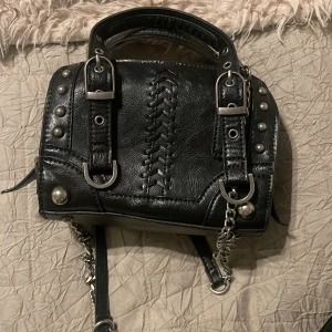 Väska  - Super snygg väska att ha på fester, häng eller annat. Säljer då den inte kommer till någon användning längre. Fint skick, men har en defekt på handtaget och därför kan priset diskuteras. Skriv för fler bilder ☺️