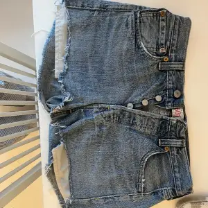 Levis shorts 501:or! Väldigt fint tvättat jeanstyg och bra skick😍76 cm runt midjan så skulle säga att det är en storlek 36/38 ungefär! Men lite små i storleken..Skicka gärna privat för fler bilder💓🙌🏻