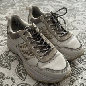 Roots sneakers  - Roots sneakers i storlek 39 , dem är använda men i fint skick!