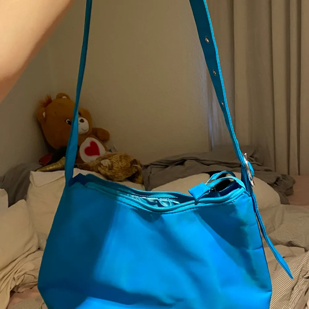 Super söt blå väska. Har ägt ett tag så den är lite smutsig men det borde gå bort med bara vatten. . Väskor.
