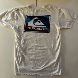 Quicksilver tröja - Tröjan är i storlek M och är gjord av 100% bomull. Den är relativt tunn och är helt fläck- och skadefri.  Möts Medborgarplatsen.