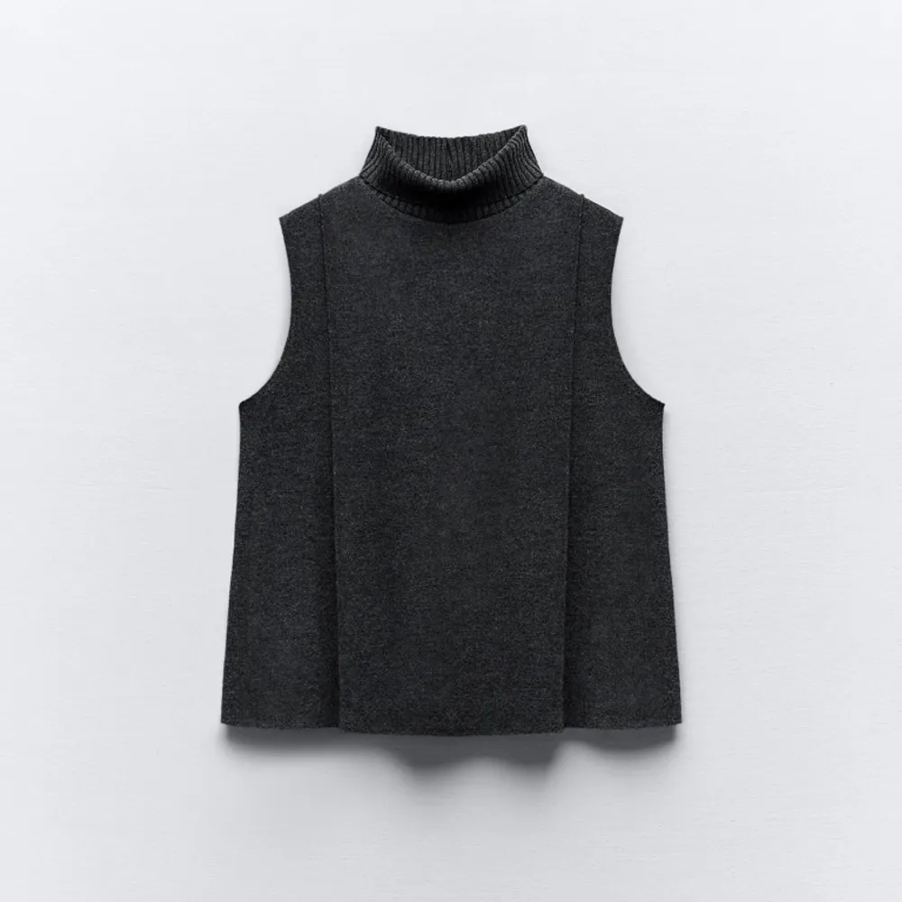 En mörkgrå tröja från zara med en polokrage och är kortärmad. Köpte för bara några veckor sedan men kommer inte till användning och endast använd en gång. . Stickat.