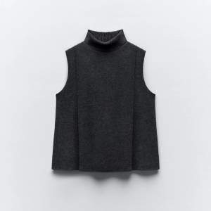 En mörkgrå tröja från zara med en polokrage och är kortärmad. Köpte för bara några veckor sedan men kommer inte till användning och endast använd en gång. 