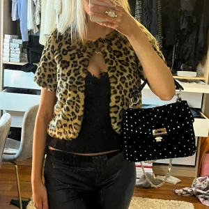 Kofta - Säljer denna leopard boleron! Gör en outfit såå mycket snyggare 🤗 🐆 