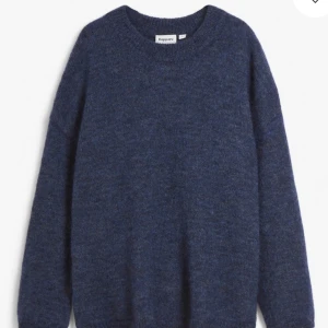 Stickad tröja i ull och mohair blandning  - Stickad tröja från Kappahl. Köpt i S men den har tyvärr krymt så passar nu som Xs. Annars i nyskick❤️ nypris 800kr