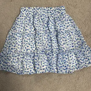 Blå kort kjol i nyskick då den aldrig är använd 💗storlek xxs men passar även xs 