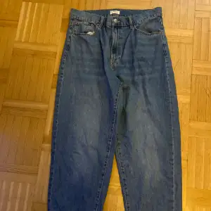 Storlek 42 ” baggie ” jeans eller mom jeans..✨ använda en gång men dom var för stora mot mig , har inte kvar kvittot. Ord pris 399 