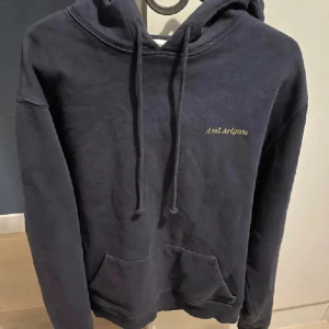 Axel arigato hoodie - Tja säljer denna riktigt feta Axel arigato hoodien skick 8/10 inga defekter hör av vid funderingar!