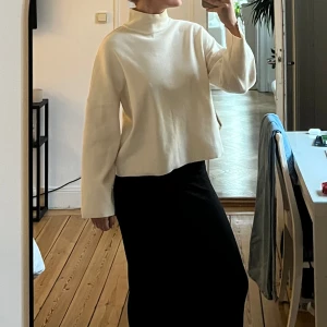 Stickad tröja - Säljer denna fina stickade tröja med öppen rygg och knytdetalj. Från Nakd färg i creme vit