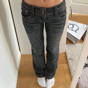 Lågmidjade jeans  - Säljer dessa super fina low waist jeans!!⭐️.köpta här på plick men var tyvärr för små för mig.bilderna är lånade.midjemått rakt över 38cm.innerbenslängd 75.ytterbenslängd 95.skriv gärna till mig om funderingar 💕