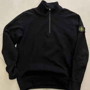 Stone Island Half Zip - Stone Island half zip i storlek S. Köpte 2 storlekar som vanligt så denna är också helt oanvänd.
