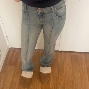 Säljer mina ljusblåa bootcut jeans ifrån Bershka i fint skick. 