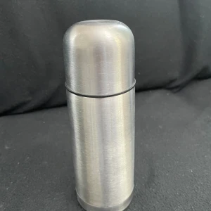 Liten termos - Praktiskt, man öppnar hela locken för att kunna hella ut. Liten så den kan läggas i väskan på väg till jobbet eller skolan. 