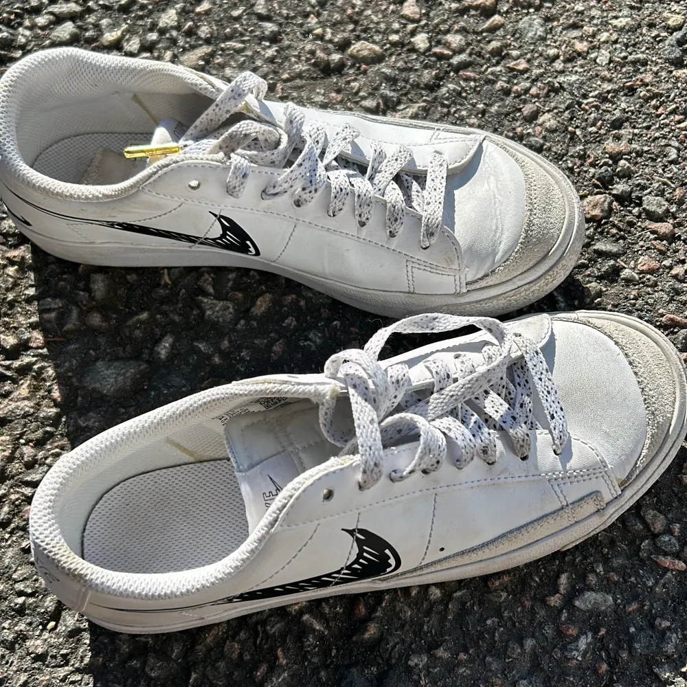 Knappt använda nike skor, 37.5 Nypris 999kr . Skor.