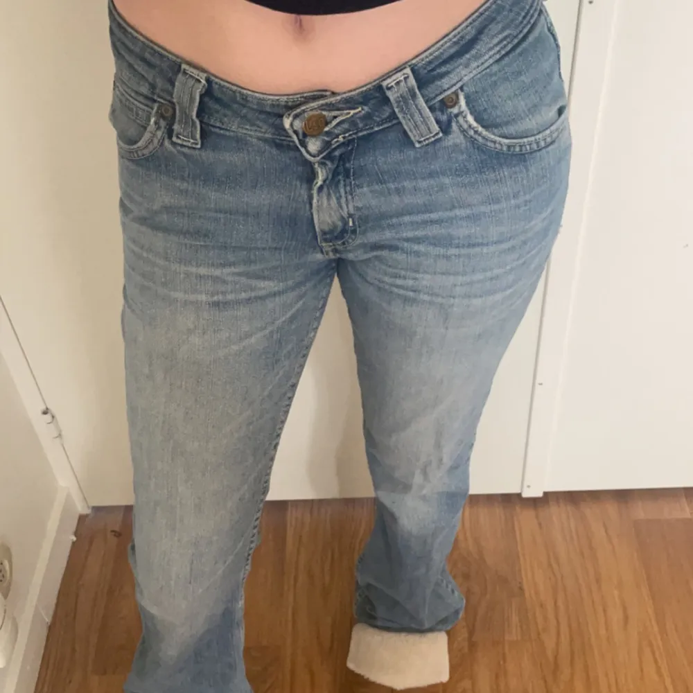 Säljer mina jätte fina lågmidjade Lee jeans.. Jeans & Byxor.