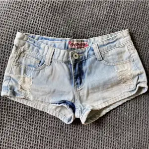 säljer dessa jeansshorts, vintaged. Använt en gång. (små i storlek) OBS! Ni får ursäkta mig. Jag måste hitta shortsen, har inte rört dem alls så den har hamnat någonstans i hemmet. Återkommer med svar så fort jag hittar dem!! 