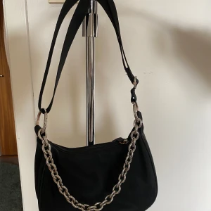 Handväska Weekday - Axelbandet går att justera i längden och kedjan går att ta bort om man vill. Väskan är hel, ren och rymlig samt knappt använd! 
