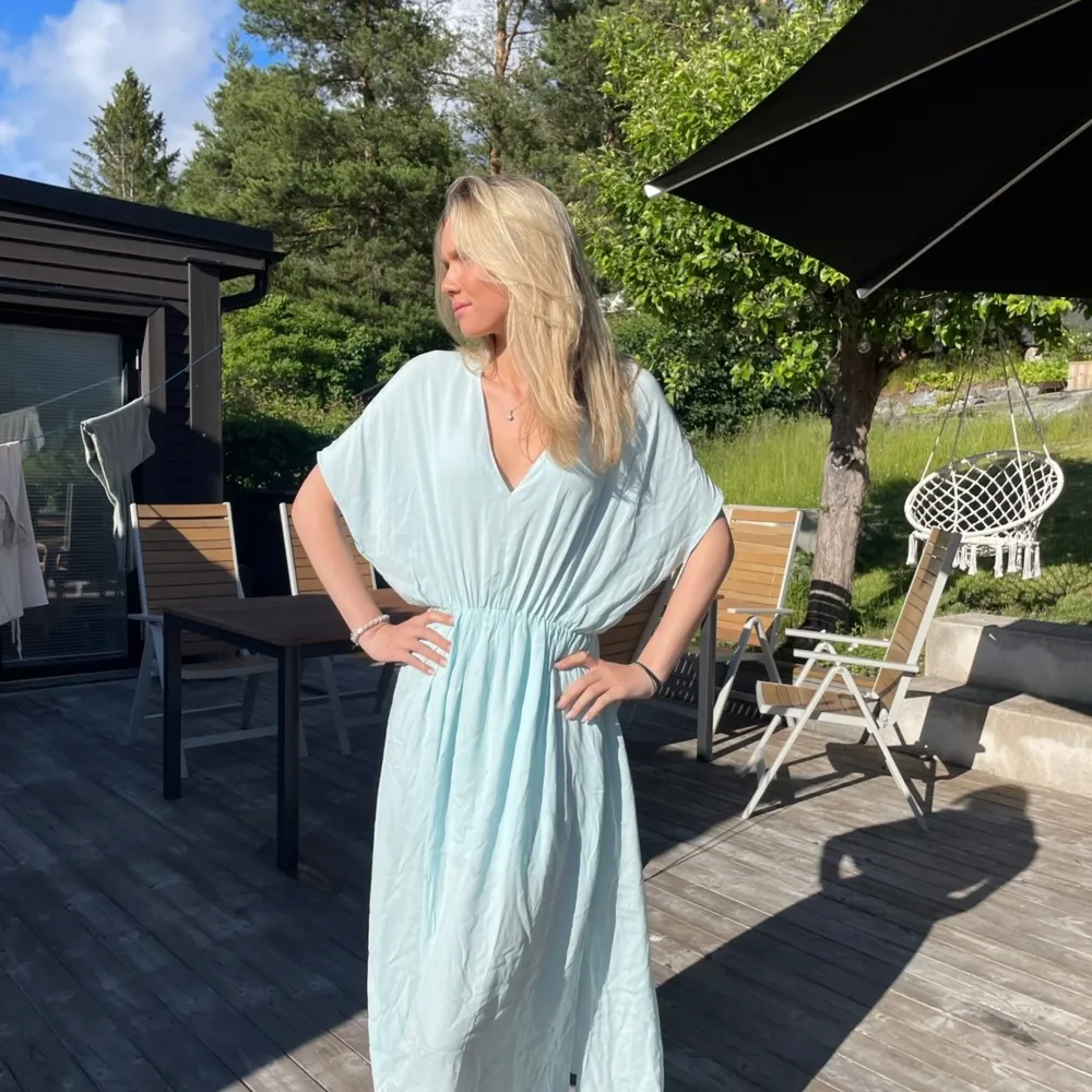 Superfin ljusblå klänning från samsøe samsøe! Passar perfekt till nu till skolavslutning och liknande. 🙌🤗 använd ett fåtal gånger. . Klänningar.