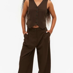 Snygga Monki byxor! - As snygga Kostymbyxor från monki. Kommer tyvärr inte till användning. Originalpris är 349kr. Hoppas du gillar!💗 (Hör av dig för mer information)