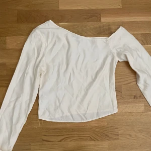 Topp - Fin topp som går ner över ena axeln💕