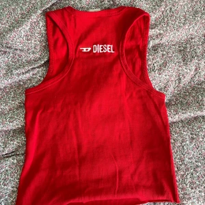 Diesel topp  - Säljer denna jättecoola dieseltoppen. Köpt här på plick, men aldrig använd av mig. XL men passar mig som har S-M 🩷 