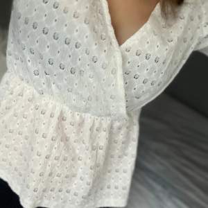 Fin somrig tröja ifrån Only som använts två gånger!!💕 Den ser helt ny ut och har inga tecken på användning 🩷 skriv innan ni trycker på köp🩷