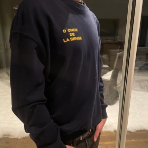D once de la sense - Säljer nu min d once de la sense tröja då jag känner ingen användning av den längre. Den har knappat använd och köpte den för 650 kr och säljer den nu för 400.  Storlek M