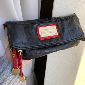 Marc Jacobs väska - Jätte snygg väska ifrån Marc Jacobs som har lite slitage runt vissa kanter i lädret men annars jätte fin och skulle passa perfekt till balen som en clutch!🤍