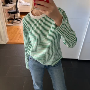 Tröja - Långärmad tröja med gröna linjer, perfekt tröja till kyligare sommarkvällar! Kontakta för mer bilder och info!