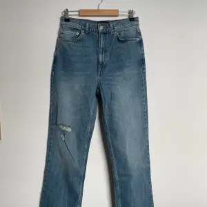 Trendiga raka jeans. Aldrig använda. Stolen 28 i midjan och 36/tall i längden. DM för fler bilder.