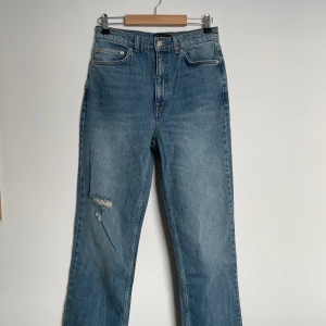 Raka jeans  - Trendiga raka jeans. Aldrig använda. Stolen 28 i midjan och 36/tall i längden. DM för fler bilder.