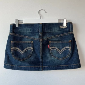 Minikjol levis - Mörkblå kort kjol, lågmidjad!  Midja: 41 cm Längd: 29 cm