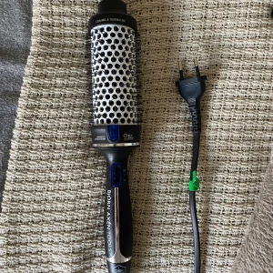 Värmeborste Björn Axén 45 mm  - Säljer denna knappt använda värmeborste från Björn Axén! Perfekt för att skapa lockar eller en blowout-look✨  Nypris 579 kr 