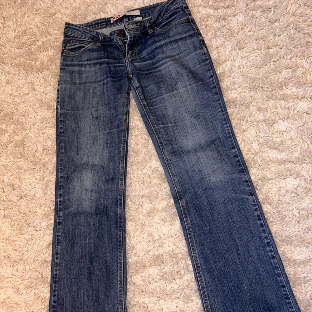 Lågmidjade bootcut jeans, strl 28/ S ungefär 💓 super fint skick . Jeans & Byxor.