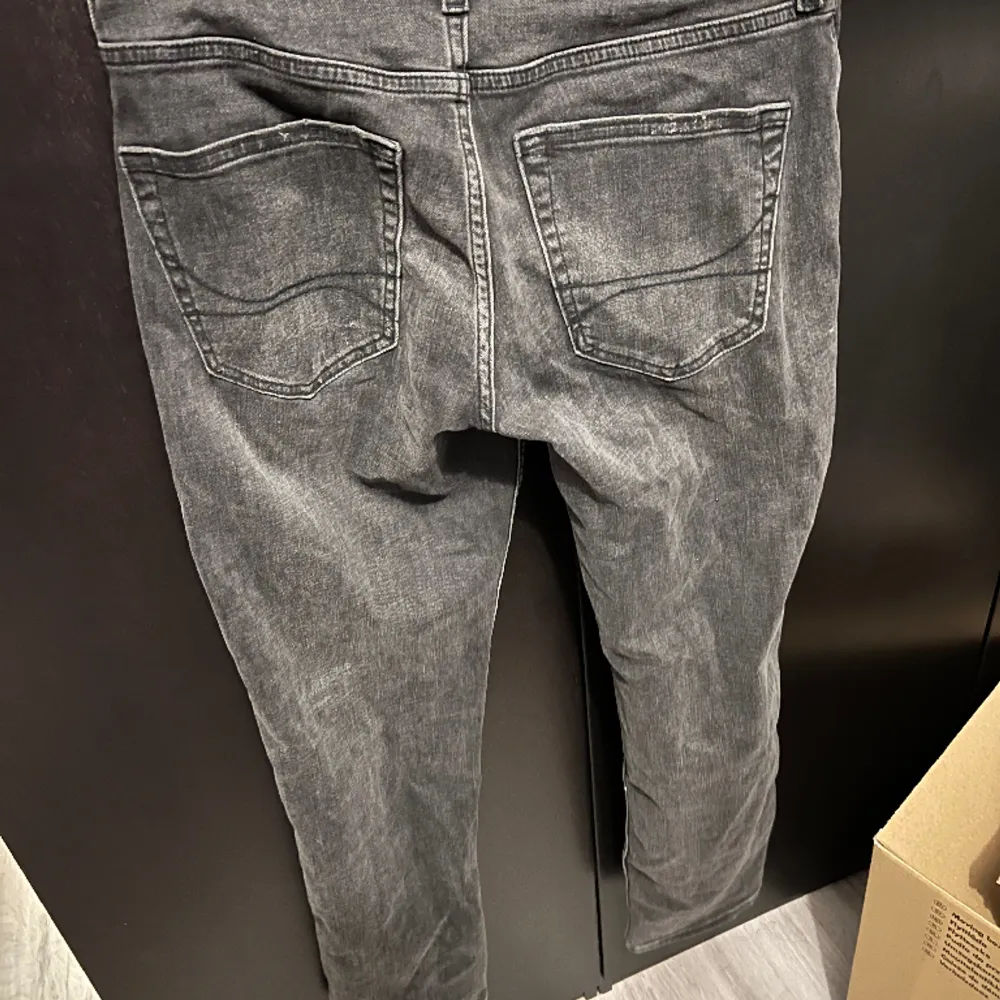 Skit feta jeans från hollister, storlek W30 L32, inga skador eller fläcker nästan helt som nya. Jeans & Byxor.