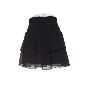 Söt chelsea volang kjol i svart, använd fåtal gånger & är i toppen skick💓 nypris 450kr säljer för 299!