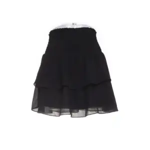 Söt chelsea volang kjol i svart, använd fåtal gånger & är i toppen skick💓 nypris 450kr säljer för 299!